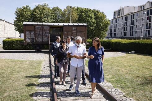 La alcaldesa de París, Anne Hidalgo, a la derecha, habla con Jacques Fredj, director del Memorial de Shoá de París, en el memorial de Drancy. 