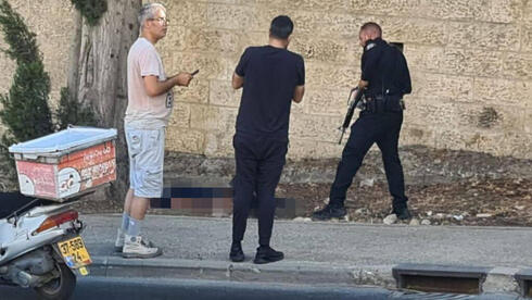 El terrorista neutralizado y custodiado por fuerzas de seguridad. 