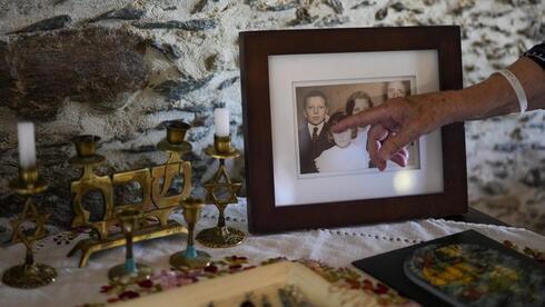 La rabina Barbara Aiello señala a su yo más joven en una antigua foto familiar. (AFP) La rabina Barbara Aiello señala a su yo más joven en una antigua foto familiar.