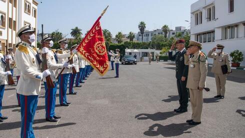 Aviv Kochavi saluda durante su visita en Marruecos. (Unidad de Portavoces de las FDI) Aviv Kochavi saluda durante su visita en Marruecos.