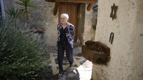 Barbara Aiello pasea por el patio de su sinagoga 'Ner Tamid del Sud' (La Luz Eterna del Sur). (AFP) Barbara Aiello pasea por el patio de su sinagoga 'Ner Tamid del Sud' (La Luz Eterna del Sur).