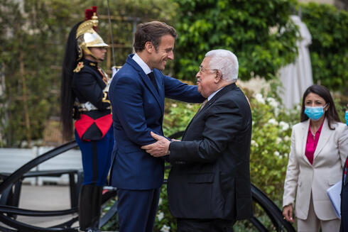 El presidente de Francia, Emmanuel Macron, junto al presidente de la Autoridad Palestina, Mahmoud Abbas. 