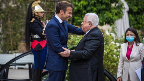 El presidente de Francia, Emmanuel Macron, junto al presidente de la Autoridad Palestina, Mahmoud Abbas.