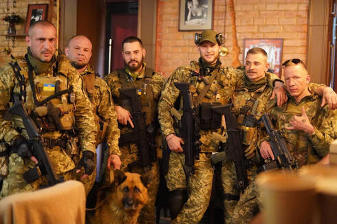 Desyatnik, a la izquierda, y sus compañeros de armas.