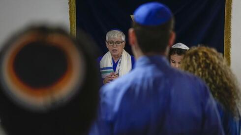 La rabina Barbara Aiello, a la izquierda, celebra la ceremonia de Bat Mitzvah de Mia.