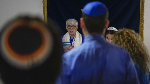 La rabina Barbara Aiello, a la izquierda, celebra la ceremonia de Bat Mitzvah de Mia. (AFP) La rabina Barbara Aiello, a la izquierda, celebra la ceremonia de Bat Mitzvah de Mia.