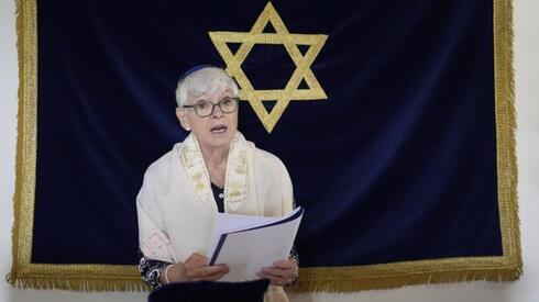 La rabina Barbara Aiello lee las oraciones en su sinagoga "Ner Tamid del Sud" (La Luz Eterna del Sur) en Serrastretta. 