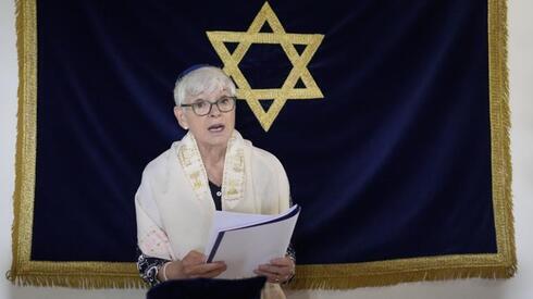 La rabina Barbara Aiello lee las oraciones en su sinagoga "Ner Tamid del Sud" (La Luz Eterna del Sur) en Serrastretta. (AFP) La rabina Barbara Aiello lee las oraciones en su sinagoga "Ner Tamid del Sud" (La Luz Eterna del Sur) en Serrastretta.