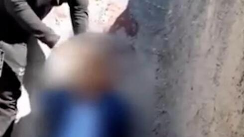 Una supuesta foto en la que Yadollah Khedmati es interrogado por agentes del Mossad. (Ynet) Una supuesta foto en la que Yadollah Khedmati es interrogado por agentes del Mossad.