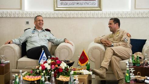 El Jefe de Estado Mayor de las FDI, Aviv Kohavi, se reúne con el Coronel Mayor marroquí Hassan Mahwar en la base aérea marroquí "Ben Gueier".