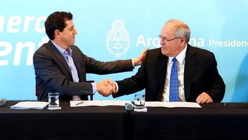 El ministro del Interior argentino, Wado de Pedro, con el director del museo Yad Vashem, Dani Daya, durante la firma del acuerdo. 