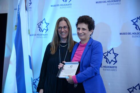 Galit Ronen, embajadora saliente de Israel en Argentina (der.), junto a Fabiana Mindlin, secretaria general del Museo del Holocausto. 