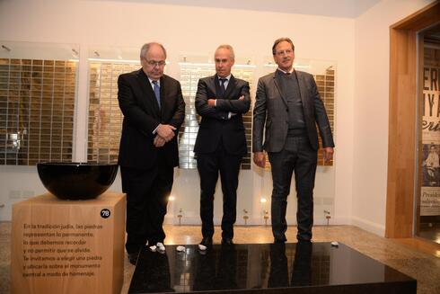 Dani Dayan, presidente de Yad Vashem (izq.), junto a Marcelo Mindlin, presidente del Museo del Holocausto de Buenos Aires (cen.). 