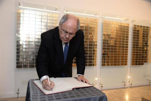 Dani Dayan, presidente de Yad Vashem, firma el libro de visitas del Museo del Holocausto de Buenos Aires. 