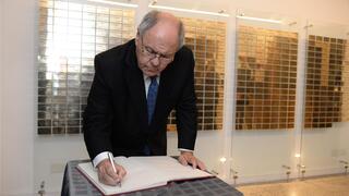 Dani Dayan, presidente de Yad Vashem, firma el libro de visitas del Museo del Holocausto de Buenos Aires. 