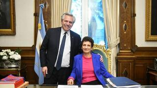 Galit Ronen sentada en el sillón de Rivadavia. De pie, el presidente argentino, Alberto Fernández. 