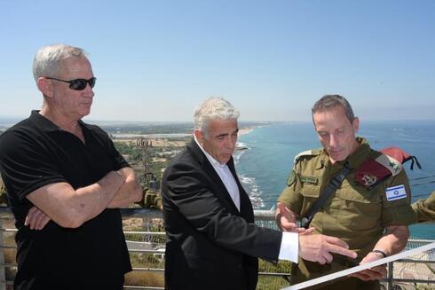 El primer ministro Yair Lapid y el ministro de Defensa Benny Gantz esetuvieron el martes en la frontera norte israelí. 