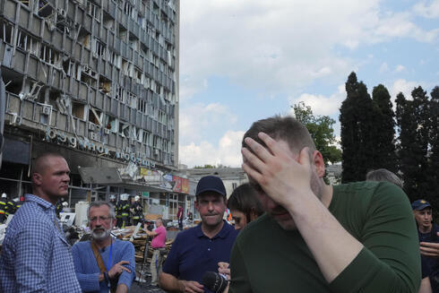 Reacción del ministro del Interior de Ucrania, Denys Monastyrsky, ante los daños provocados por el bombardeo a un edificio en Vinnytsia. 
