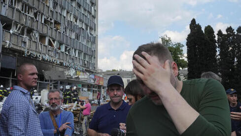 Reacción del ministro del Interior de Ucrania, Denys Monastyrsky, ante los daños provocados por el bombardeo a un edificio en Vinnytsia. 