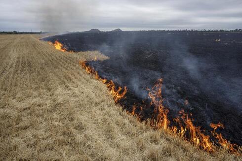 Campos de cereales arden, en las afueras de Kurakhove, Donetsk Oblast, este de Ucrania, el jueves 21 de julio de 2022.