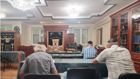 Unos hombres rezan en una sinagoga de Vinnytsia, Ucrania, el 24 de junio de 2022.