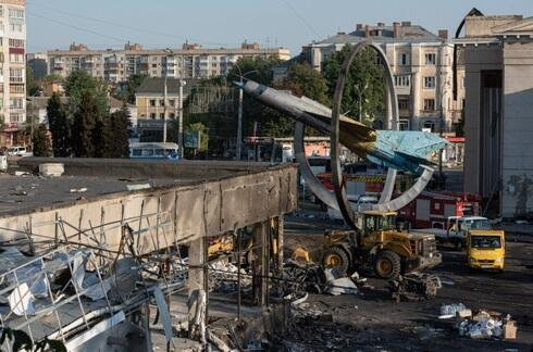 Un edificio de oficinas muy dañado y el monumento al avión militar en Vinnytsia, Ucrania, después del bombardeo ruso, en julio de 2022. 