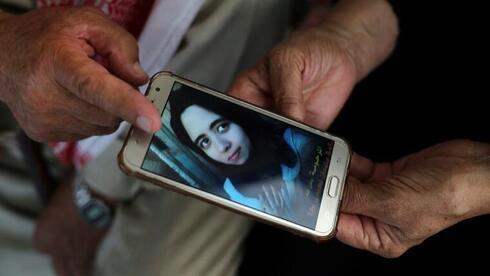 Suleiman y Nazmiya Baraka muestran una foto de su hija Istabraq, quien fue asesinada por su esposo el año pasado en la Franja de Gaza. 