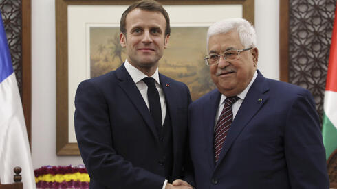 Emmanuel Macron con Mahmoud Abbas en París la semana pasada. 