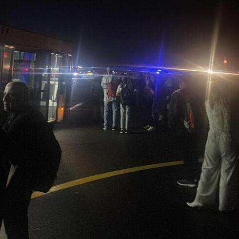 Pasajeros esperan en el aeropuerto de Cracovia tras la evacuación de emergencia. (Eti Mesilati) Pasajeros esperan en el aeropuerto de Cracovia tras la evacuación de emergencia.