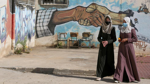 Mujeres palestinas caminan en una universidad en Jan Younis, en el sur de la Franja de Gaza. 