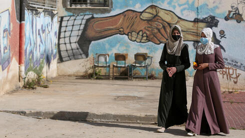 Mujeres palestinas caminan en una universidad en Jan Younis, en el sur de la Franja de Gaza. (Reuters) Mujeres palestinas caminan en una universidad en Jan Younis, en el sur de la Franja de Gaza.