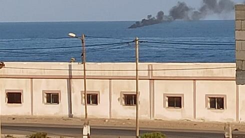 Columna de humo de la embarcación frente a la costa de Gaza. 