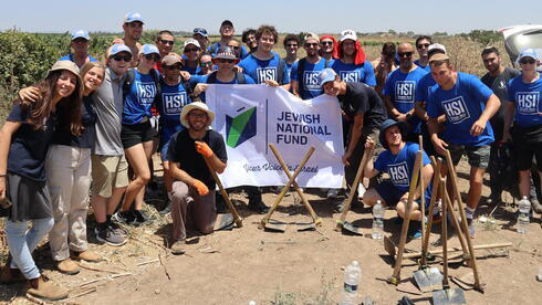 Atletas del Maccabi USA se ofrecen como voluntarios en el Hashomer HaChadash del Fondo Nacional Judío de Estados Unidos.