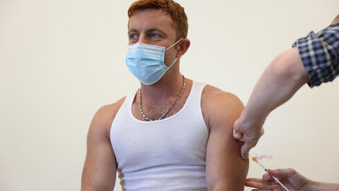 Un hombre se vacuna contra la viruela símica en Inglaterra. 