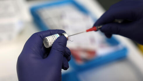 Vacuna contra la viruela siendo preparada para su administración en Reino Unido. 