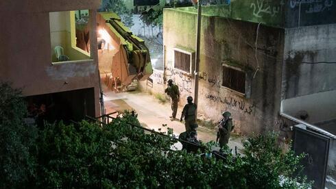 Fuerzas israelíes operan en la ciudad palestina de Qarawat Bani Hassan. 