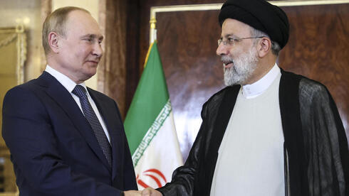 Vladimir Putin con Ebrahim Raisi, presidente de Irán, la semana pasada. 