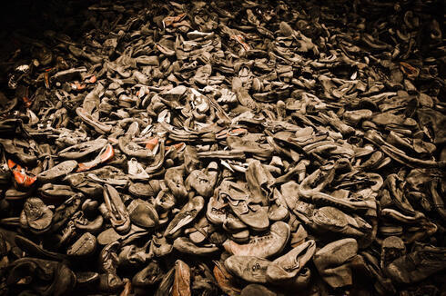 Montaña de zapatos en el campo de concentración y exterminio de Auschwitz. 
