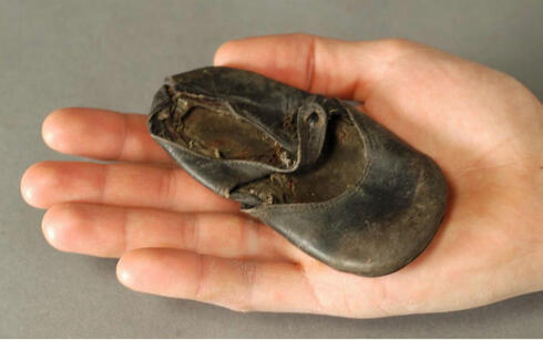 Zapato de un niño en el campo de concentración y exterminio de Auschwitz. 