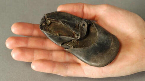 Zapato de un niño en el campo de concentración y exterminio de Auschwitz. 
