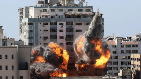 Bomba en edificio que albergaba la oficina de la agencia de noticias AP en Gaza. (AFP) Bomba Gaza