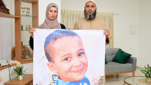 Los padres de Amar Khujirat con una foto de su hijo. 
