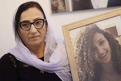 Badiya Khnifes con una foto de su hija Johara. 