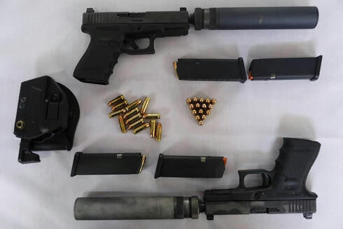 Armas exhibidas en Irán, que el ministerio afirma haber incautado de agentes vinculados al Mossad de Israel. 