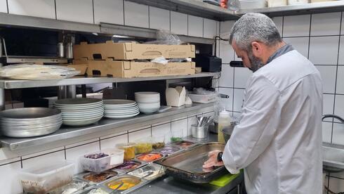 El chef Or Shapira prepara hamburguesas híbridas en el bar Margoza de Jaffa.