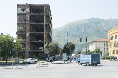 Edificio dañado en los combates en Bosnia durante las guerras yugoslavas. 