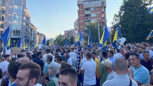 Manifestantes se reúnen frente a la Oficina del Alto Representante de Bosnia y Herzegovina. 