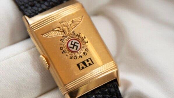 Un reloj de oro con las iniciales de Adolf Hitler.
