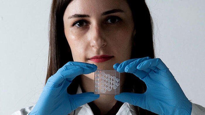 Steinberg con un trozo del chip que desarrolló. "No teníamos un curso sobre diseño 3D, así que aprendí yo misma a hacerlo".  