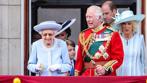 La reina Isabel y el príncipe Carlos. 